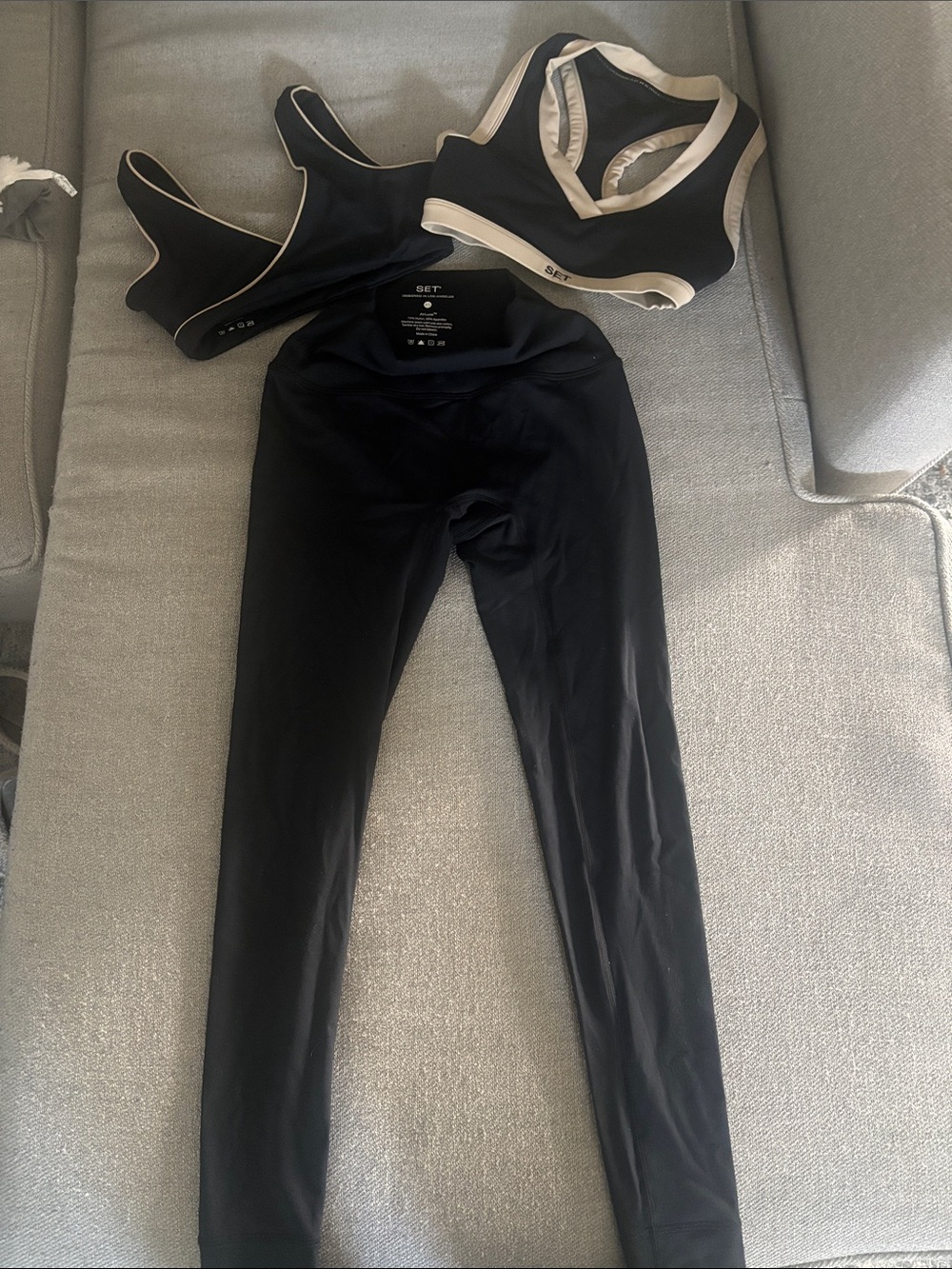 SET Active AirLuxe XS Leggings + 2 bras - only worn 1x